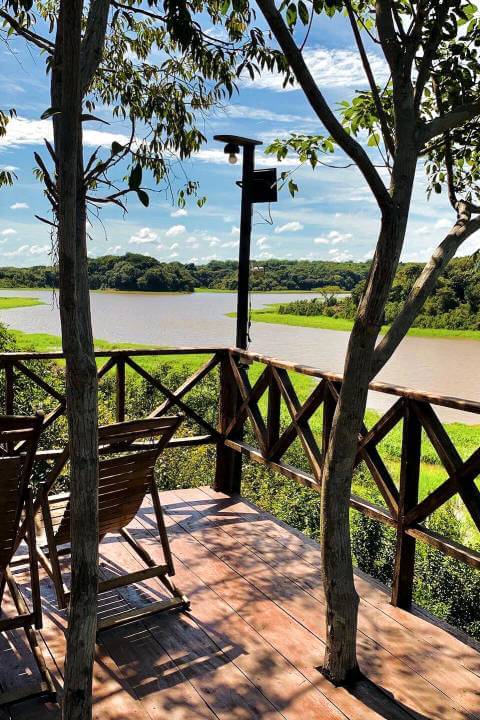 Foto do deck frente ao rio na Amazon Peacock Paradise